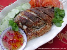 Cá rô phi chiên giòn và nước mắm chấm gừng chua cay