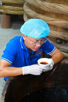 TẠI SAO PHẢI Ủ MẮM TRUYỀN THỐNG TRONG THÙNG GỖ?