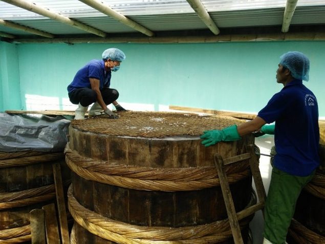 BÍ MẬT CỦA NHÀ THÙNG KHIẾN NƯỚC MẮM TINH KHIẾT NHỈ RA TỪ THÙNG GỖ