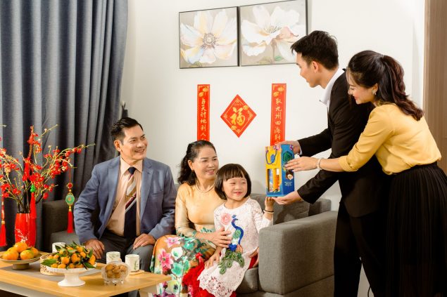 BÍ KÍP CHỌN QUÀ TẾT CHO BỐ MẸ VỢ GIÚP GHI ĐIỂM TUYỆT ĐỐI