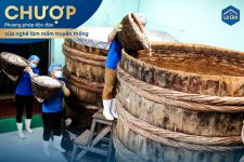 Ủ MẮM TRONG THÙNG GỖ