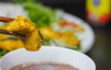 Vào bếp cùng Lê Gia làm món chả cá Lã Vọng