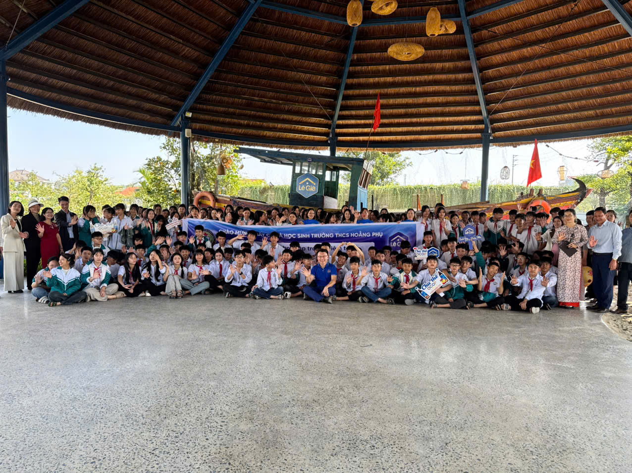 Trải nghiệm ý nghĩa của học sinh THCS Hoằng Phụ tại nhà thùng mắm Lê Gia