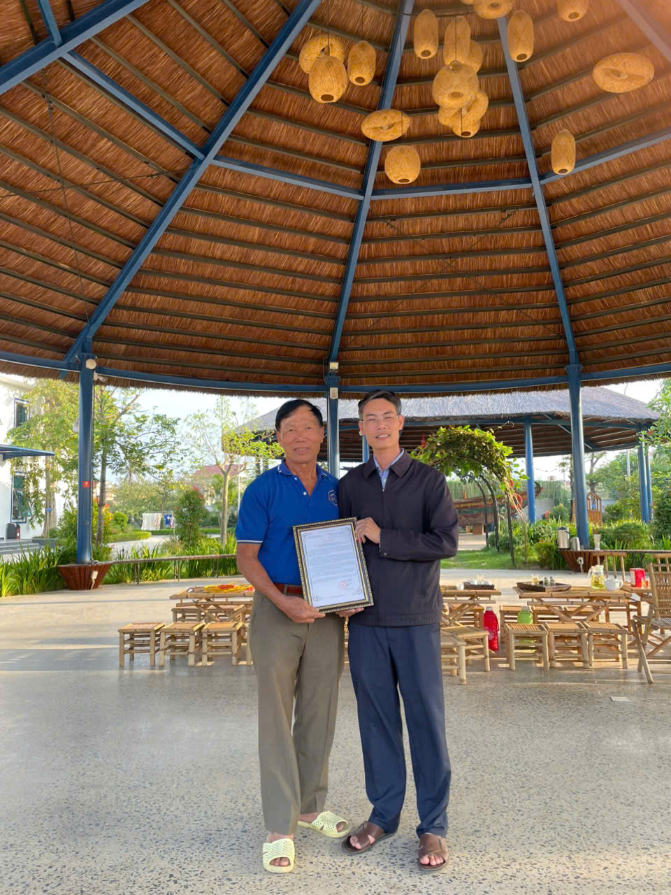 Hiệu trưởng trường THCS Hoằng Phụ trao thư cảm ơn đến Nhà máy Lê Gia sau chuyến tham quan trải nghiệm